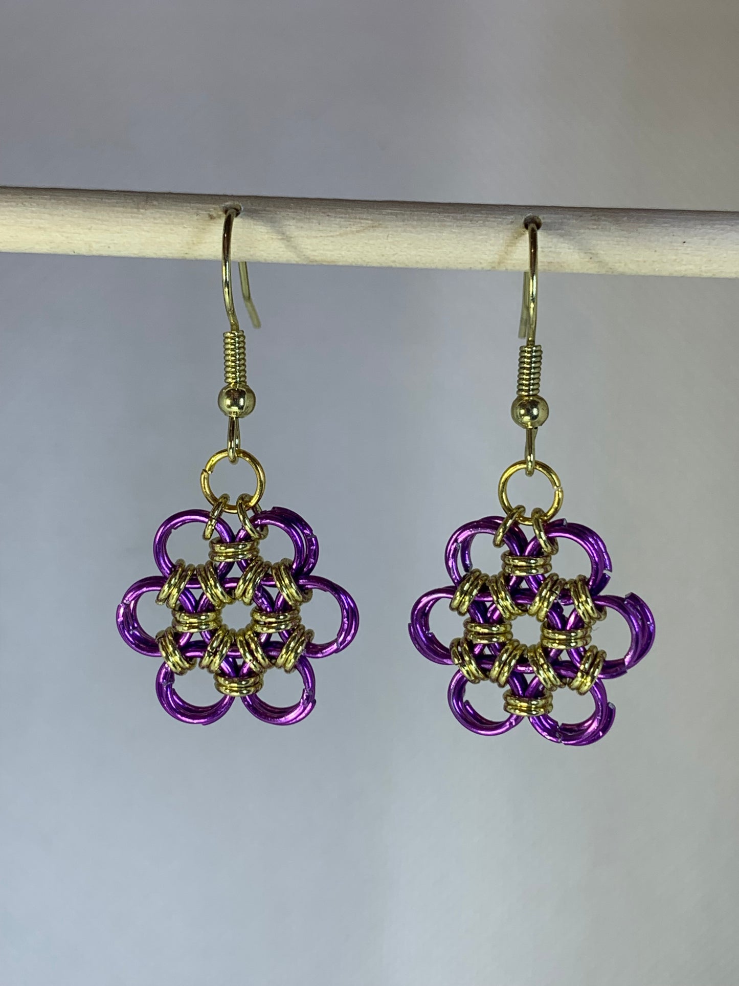 "Color" & Gold Chainmail Daisy